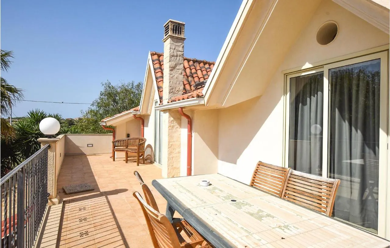 Lovely Home In Pozzallo With Kitchen Italia